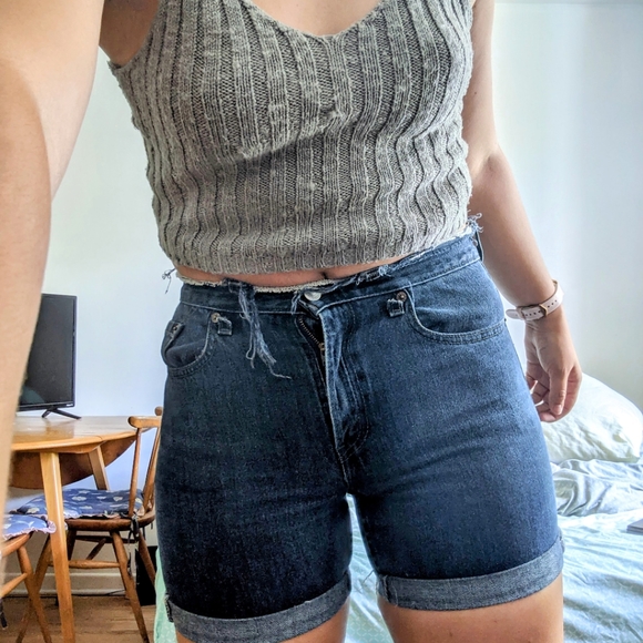 Levis highwaisted cut-off shorts - Picture 3 of 5